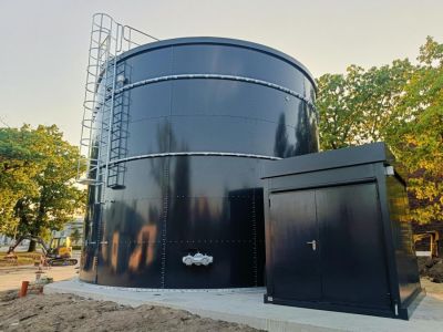 Naziemny zbiornik przeciwpożarowy z tablicą informacyjną i oznaczeniem pojemności